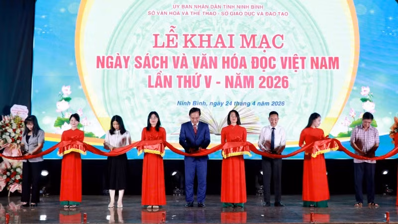 Các đại biểu cắt băng khai mạc Ngày sách và văn hóa đọc Việt Nam lần thứ 5 năm 2026.