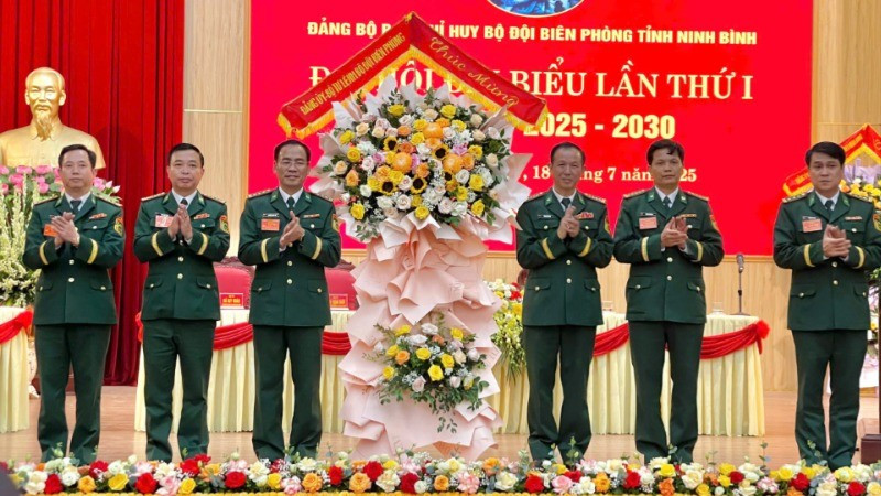 Đại tá Đỗ Hiệp Thắng, Phó Cục trưởng Cục Hậu cần-Kỹ thuật, Trưởng đoàn công tác Đảng ủy, Bộ Tư lệnh Bộ đội Biên phòng tặng hoa chúc mừng Đại hội. 7078ba27-b4b7-4323-abeb-aab34a482ec2-2370.jpg