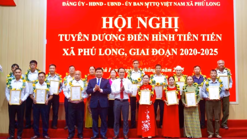 Nhiều tập thể, cá nhân điển hình tiên tiến trong phong trào thi đua yêu nước giai đoạn 2025 được xã Phú Long biểu dương, khen thưởng.