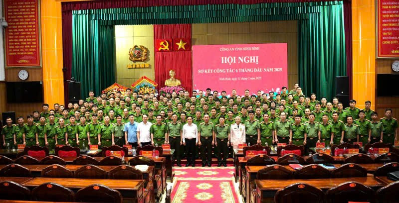 Các đồng chí lãnh đạo Bộ Công an, lãnh đạo tỉnh Ninh Bình chụp ảnh lưu niệm cùng cán bộ chiến sĩ Công an tỉnh Ninh Bình. (Ảnh: THANH THUỶ)