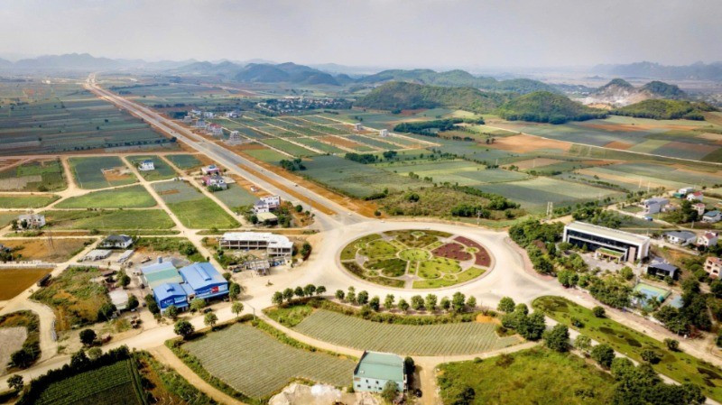 Vòng xuyến Đại lộ Hoa Lư tại nút giao xã Quang Sơn, thành phố Tam Điệp, tỉnh Ninh Bình.