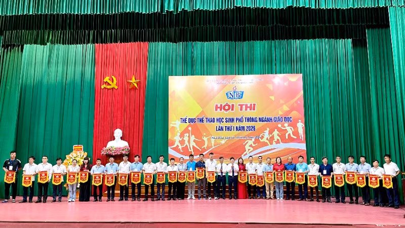 Ban tổ chức trao cờ lưu niệm cho các đoàn tham gia Hội thi.