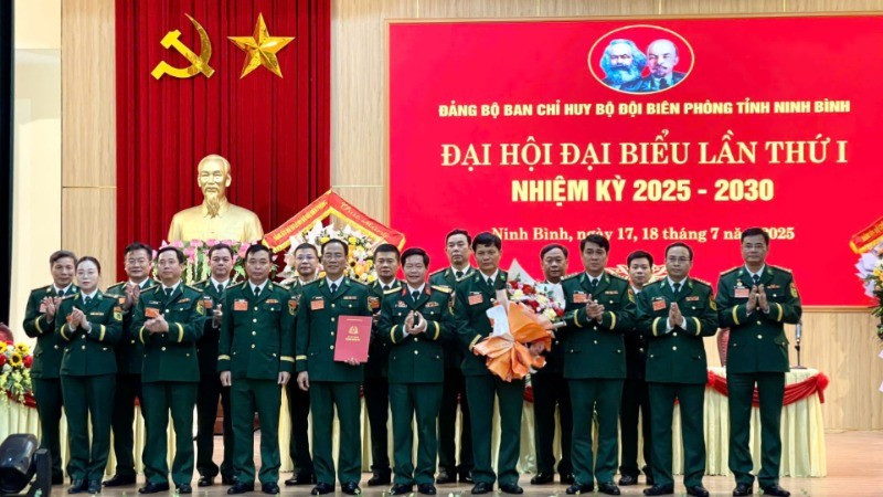 Đại tá Trịnh Hồng Phong, Chỉ huy trưởng Bộ Chỉ huy Quân sự tỉnh Ninh Bình trao các Quyết định và tặng hoa chúc mừng. 7ebb4ccd-e245-4925-8f3b-79244df66da1-6715.jpg