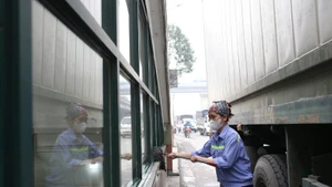 Bụi mịn PM2.5 phủ khắp thành phố Hà Nội.