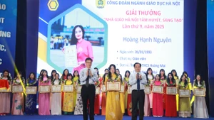 Các thầy, cô giáo vui mừng nhận giải thưởng.