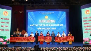 Lãnh đạo Bộ Giáo dục và Đào tạo và lãnh đạo thành phố Hà Nội tặng Cờ thi đua cho các tập thể, cá nhân xuất sắc năm học 2024-2025.