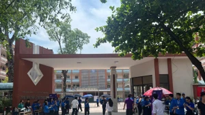 Học sinh chuẩn bị vào làm bài môn thi Toán chiều ngày 26/6.