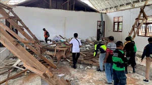 Ngôi nhà bị hư hại sau trận động đất tại Poso, Trung Sulawesi, Indonesia, ngày 17/8/2025. (Ảnh: THX/TTXVN)