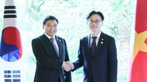 Bộ trưởng Tài chính Nguyễn Văn Thắng làm việc với Bộ trưởng Thương mại, Công nghiệp và Năng lượng Hàn Quốc. 