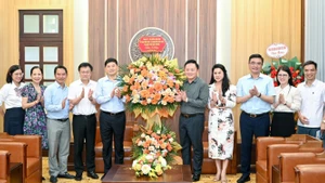 Ủy ban nhân dân thành phố Hải Phòng đến thăm và chúc mừng Báo Nhân Dân. (Ảnh: THẾ ĐẠI)