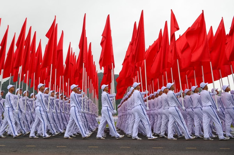 Khối hồng kỳ. (Ảnh: THẾ ĐẠI) img-7281.jpg
