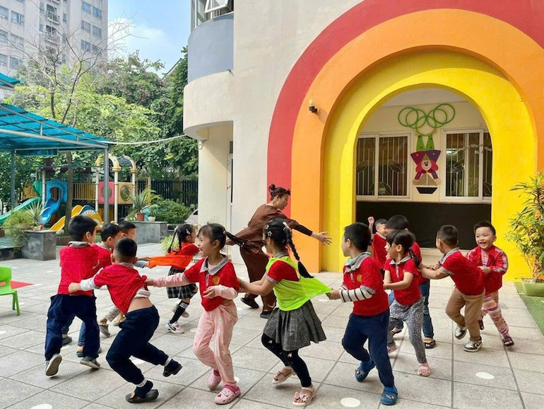 Cao Thi Thu Hien tanárnő a gyerekeket szabadtéri tevékenységekben segíti. co-hien-2-8675.jpg