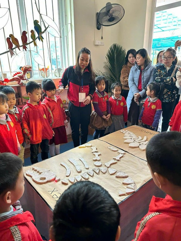 A Dong Da kerület (régi) óvodapedagógusai meglátogatják Cao Thi Thu Hien asszony osztályát a Phuong Mai óvodában. co-hien-3-7380.jpg