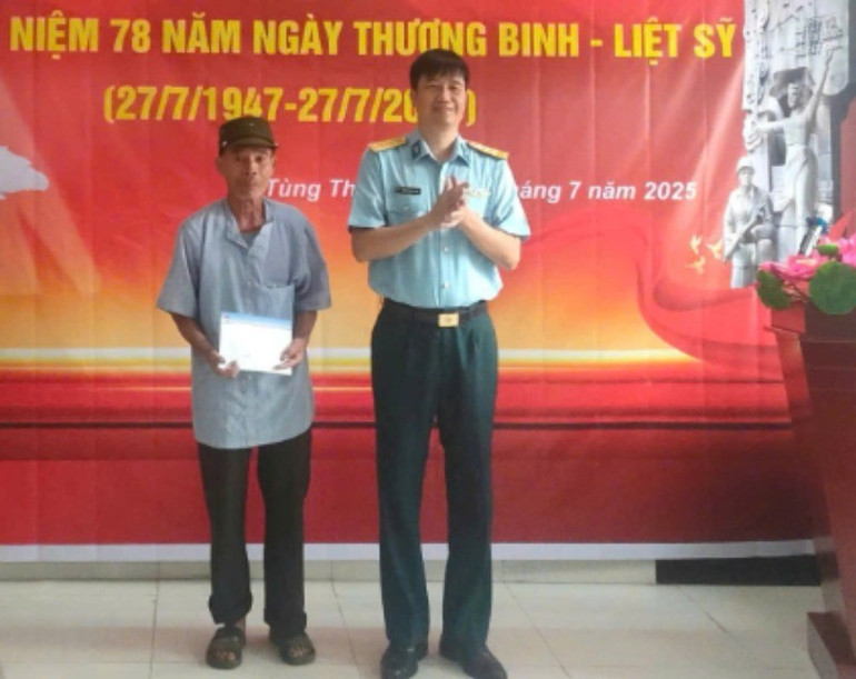 Đại diện Học viện Phòng không-Không quân tặng quà cho gia đình chính sách tiêu biểu của phường Tùng Thiện. 15-7-tung-thien-2-202.jpg