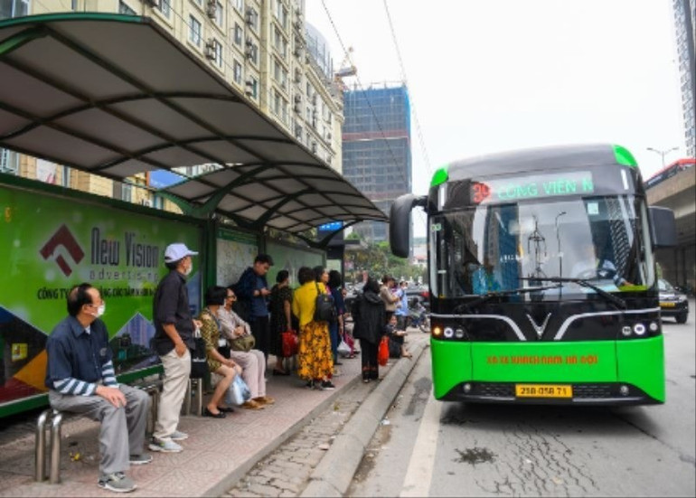 Nhiều tuyến xe buýt của Tổng công ty Vận tải Hà Nội chuyển sang sử dụng xe điện để phục vụ người dân. 15-7-buyt-9302.jpg