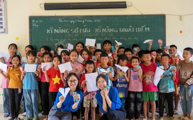 Sinh viên tình nguyện Đại học Kinh tế Quốc dân dạy kỹ năng sơ cứu, thoát hiểm cho thiếu nhi xã Mường Lói (huyện Điện Biên, tỉnh Điện Biên). Ảnh: Hội Sinh viên Đại học Kinh tế Quốc dân. 5-6-sv-4.jpg