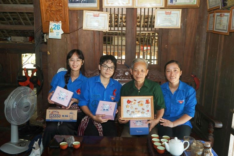 Sinh viên Đại học Kinh tế Quốc dân thăm hỏi gia đình chính sách tại thôn Thôm Vá (xã Yên Thuận, huyện Hàm Yên, tỉnh Tuyên Quang). Ảnh: Hội Sinh viên Đại học Kinh tế Quốc dân. 5-6-sv-6.jpg