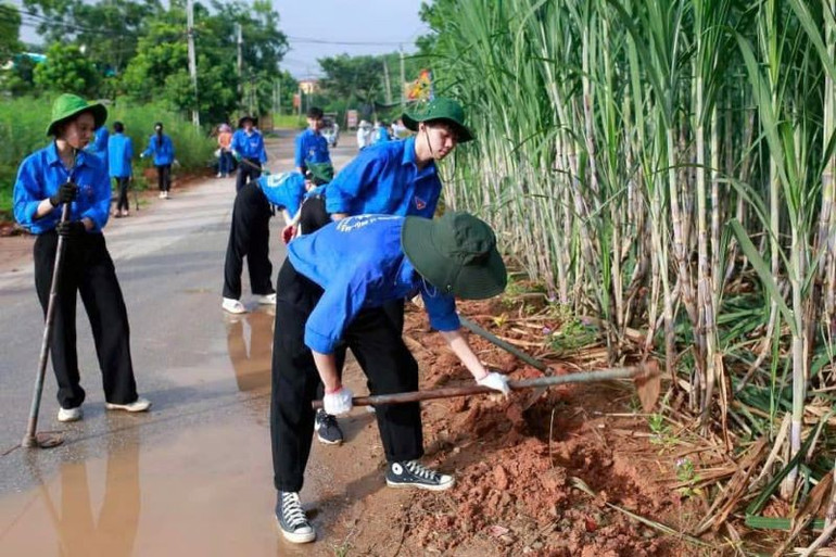 Sinh viên Đại học Kinh tế Quốc dân tham gia hoạt động tình nguyện tại xã Tam Đa (huyện Sơn Dương, tỉnh Tuyên Quang). Ảnh: Hội Sinh viên Đại học Kinh tế Quốc dân. 5-6-sv-7.jpg