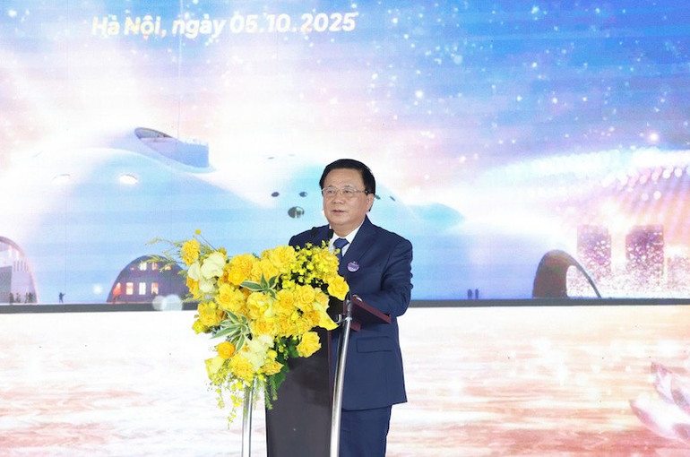 Đồng chí Nguyễn Xuân Thắng, Ủy viên Bộ Chính trị, Giám đốc Học viện Chính trị quốc gia Hồ Chí Minh, Chủ tịch Hội đồng Lý luận Trung ương, phát biểu chỉ đạo tại sự kiện. nha-hat-4.jpg