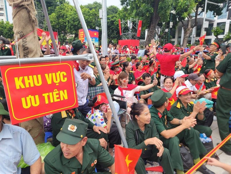 Công an Thành phố Hà Nội bố trí hàng nghìn chỗ ngồi ưu tiên cho các cựu chiến binh, người có công xem diễu binh, diễu hành kỷ niệm 80 năm Quốc khánh. (Ảnh: MH) 14-10-ba-dinh8.jpg