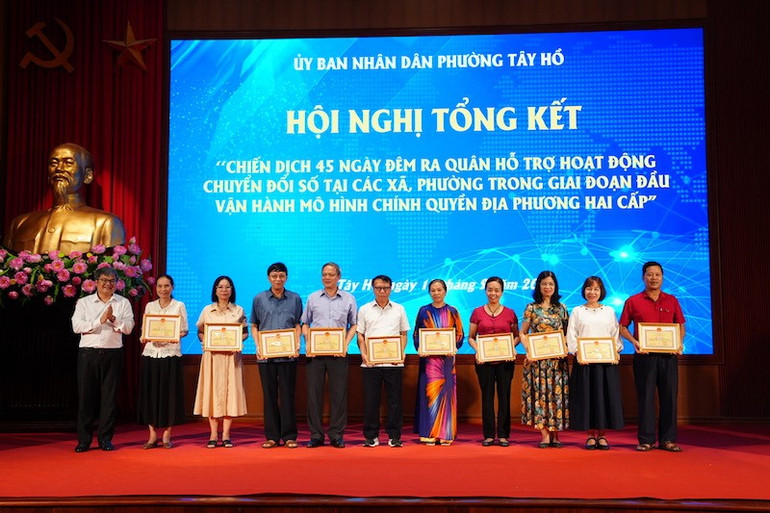 Phó Chủ tịch Ủy ban nhân dân thành phố Hà Nội Trương Việt Dũng trao Giấy khen cho các tập thể có thành tích xuất sắc trong Chiến dịch "45 ngày đêm ra quân hỗ trợ hoạt động chuyển đổi số”. tay-ho-3.jpg