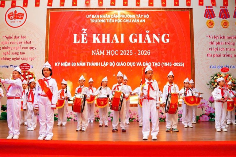 Các em học sinh trong đội nghi thức Trường tiểu học Chu Văn An trong ngày khai giảng năm học mới. 5-9-truong-3.jpg