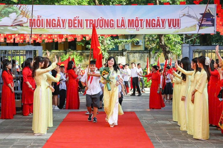 Giáo viên và học sinh Trường THCS Chu Văn An trong ngày khai giảng năm học mới 2025-2026. 5-9-truong-2.jpg
