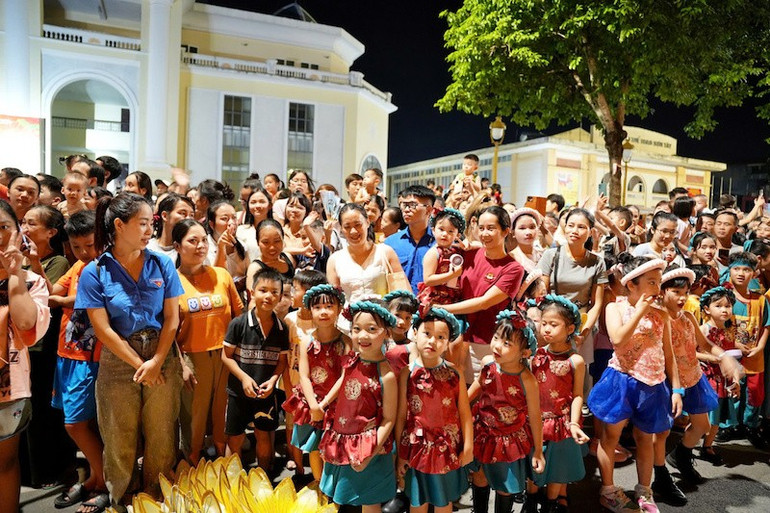 ប្រជាពលរដ្ឋ និងភ្ញៀវទេសចរណ៍ជាច្រើនបានមកទស្សនាការដង្ហែគោមរបស់ក្រុមលំនៅដ្ឋាននៃវួដ Son Tay។ khan-gia.jpg