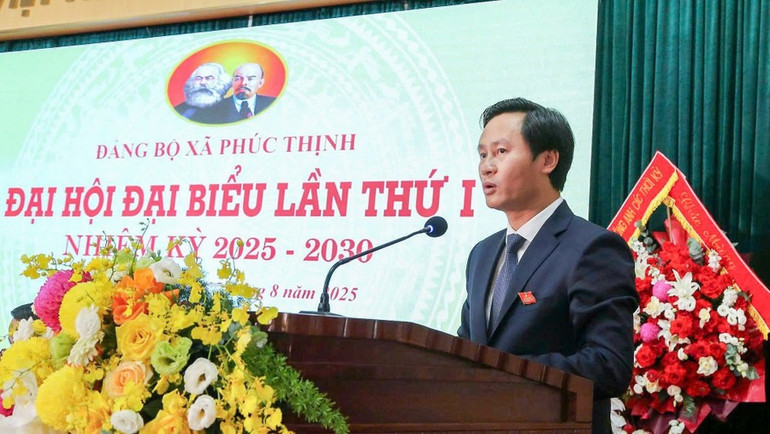 Bí thư Đảng ủy, Chủ tịch Hội đồng nhân dân xã Phúc Thịnh Hoàng Hải Đăng trình bày báo cáo chính trị tại Đại hội. (Ảnh: Đăng Chung) pt-3.jpg