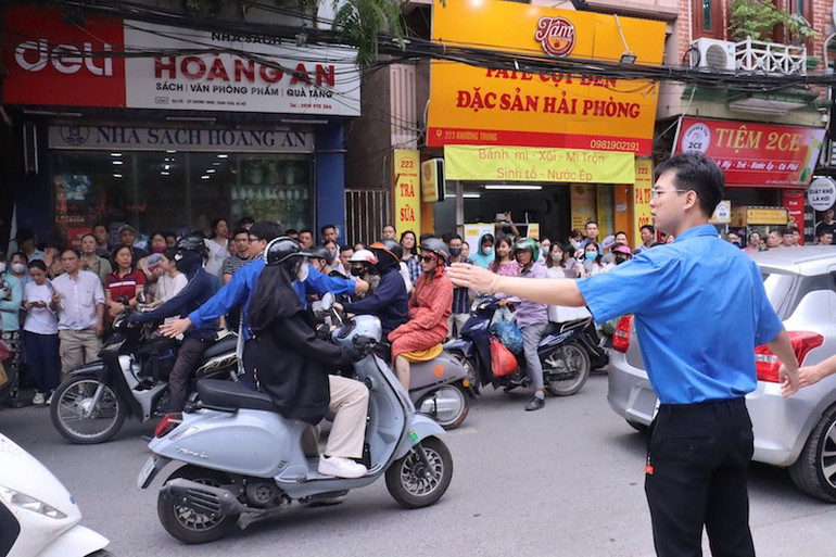 Các bạn tình nguyện viên tham gia phân luồng giao thông khu vực trước điểm thi. img-6553.jpg