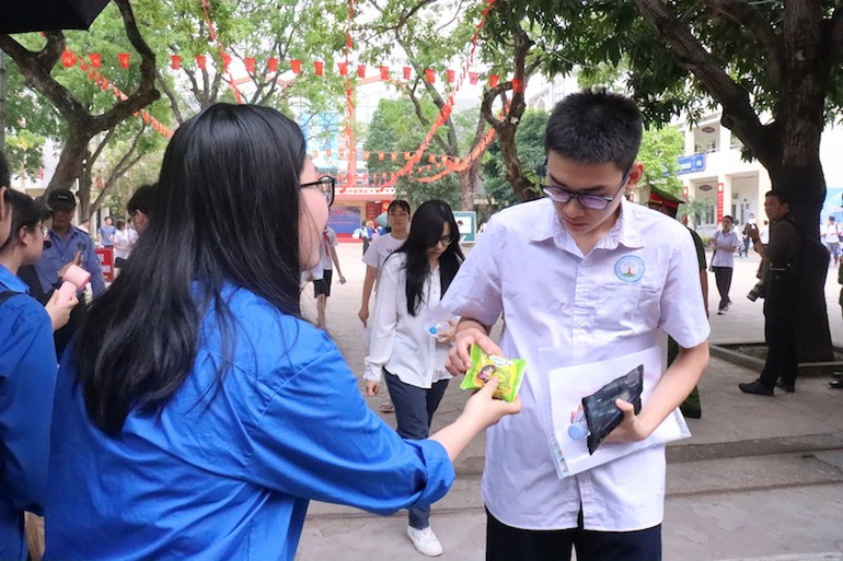 Tình nguyện viên phát đồ ăn, tiếp sức cho các thí sinh sau buổi thi. img-6618.jpg
