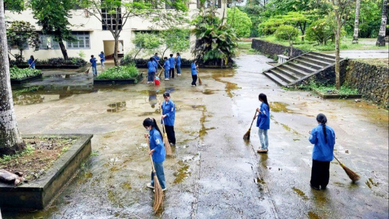 “Đội tình nguyện xanh” Trường Trung học phổ thông Phú Lương vệ sinh điểm sinh sạch đẹp trước khi bước vào kỳ thi. 25-6-thai-nguyen-1697.jpg