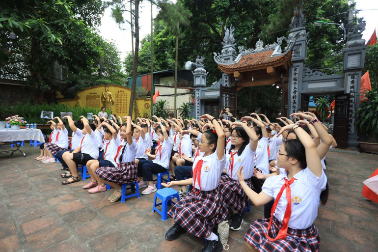 Sự hào hứng của các em học sinh sau khi nghe giới thiệu về lịch sử, văn hóa của những di sản nơi các em sinh sống. (Ảnh: Giang Nam) 5-8-van-hoa-11.jpg