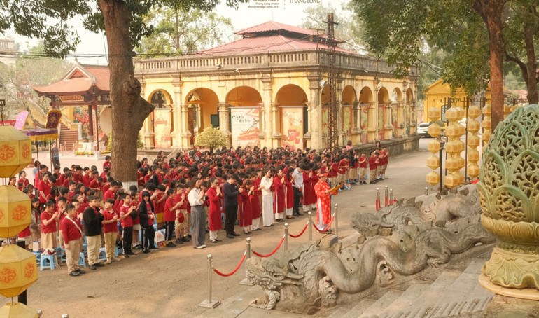 Học sinh Hà Nội tham quan, tìm hiểu tại Hoàng thành Thăng Long. (Ảnh: Giang Nam) 5-8-van-hoa-14.jpg