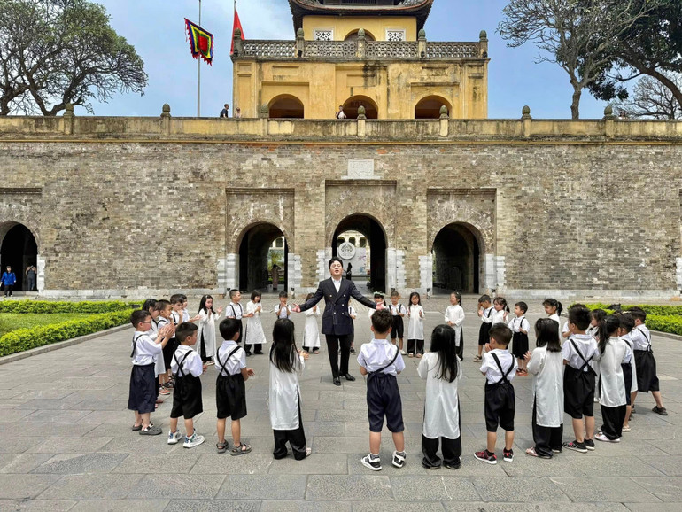 Học sinh Hà Nội tham quan, tìm hiểu tại Hoàng thành Thăng Long. (Ảnh: Giang Nam) 5-8-van-hoa-17.jpg