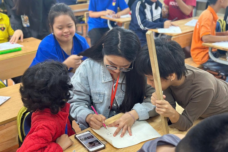 Volontärer leker med barn under rasten. co-hoa-5.jpg