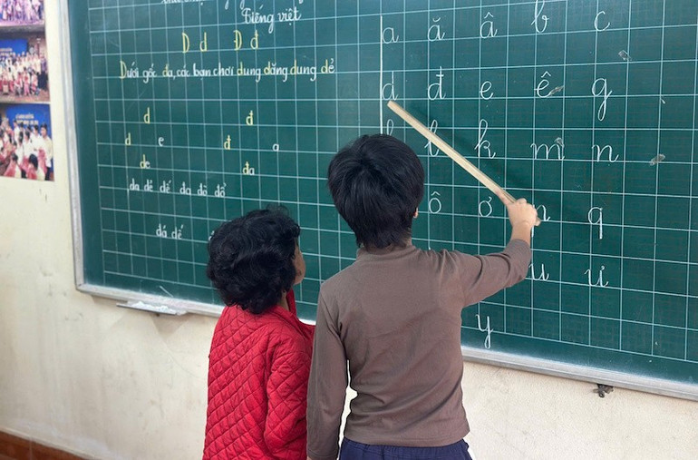 Eleverna går igenom lektionerna tillsammans. co-hoa-4.jpg