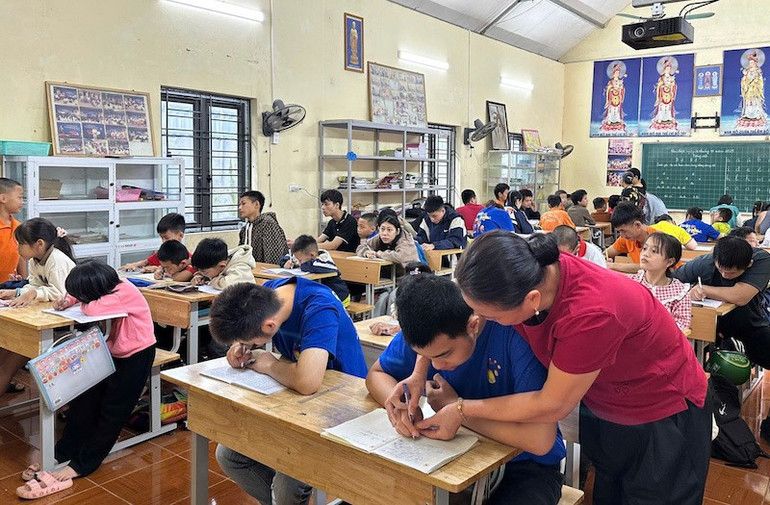 Eleverna studerar uppmärksamt i Ms. Hoas klassrum. co-hoa-1.jpg