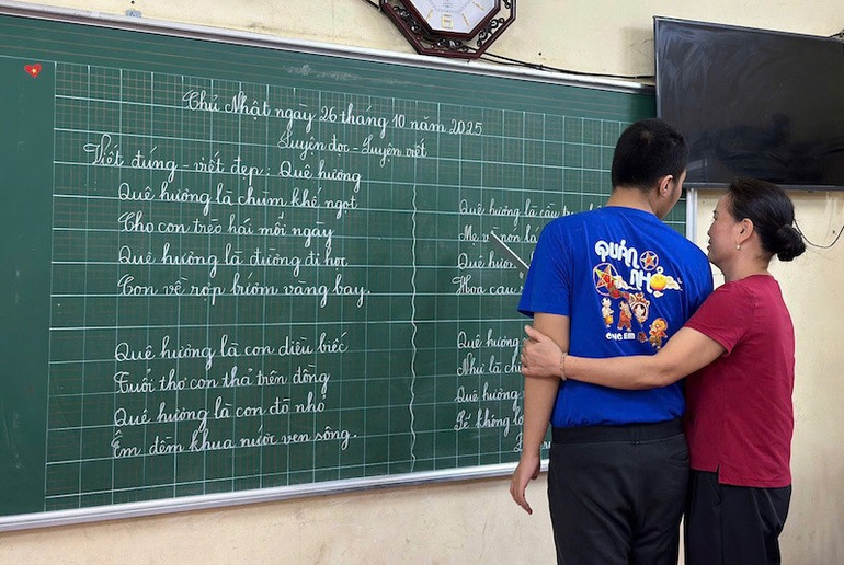 Fru Hoa lär tålmodigt eleverna att läsa varje bokstav. co-hoa-3.jpg