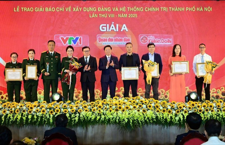 Các đồng chí: Lê Quốc Minh, Tổng Biên tập Báo Nhân Dân, Phó trưởng Ban Tuyên giáo và Dân vận Trung ương, Chủ tịch Hội Nhà báo Việt Nam; Trần Thanh Lâm, Phó trưởng Ban Tuyên giáo và Dân vận Trung ương trao chứng nhận cho các tác giả đoạt Giải A.
