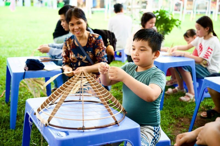 Hoàng thành Thăng Long trở thành không gian trải nghiệm hấp dẫn với khách du lịch các lứa tuổi trong Lễ hội Du lịch. (Ảnh: GIANG NAM) 5-8-van-hoa-9.jpg