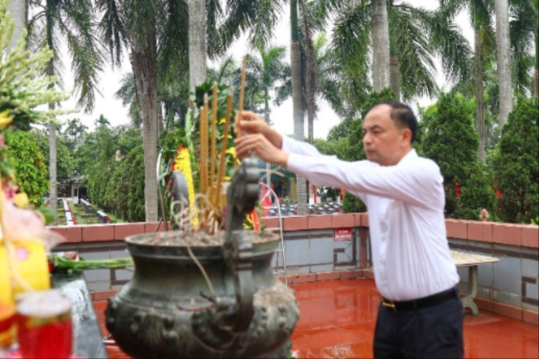 Đồng chí Nguyễn Đình Khuyến, Bí thư Đảng ủy phường Tây Hồ dâng hương tri ân các anh hùng liệt sĩ. 21-7-tay-ho-1-4575.jpg