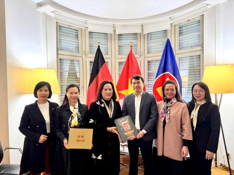 Đoàn công tác của thành phố Hà Nội thăm và tặng sách cho Lãnh sự quán Việt Nam tại Frankfurt (Đức). (Ảnh: Sở Văn hóa và thể thao Hà Nội) 20-10-hoi-sach-2.jpg
