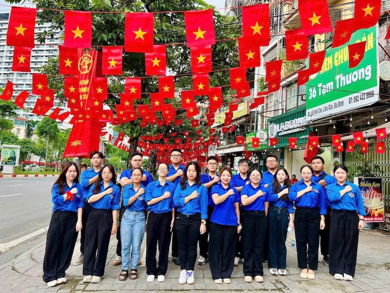 Các bạn tình nguyện viên hỗ trợ người dân trên địa bàn phố Văn Cao, Hà Nội. Ảnh: Thế Đại. img-7383.jpg