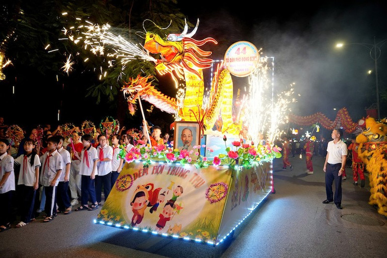 គំរូគោមនាគរបស់ក្រុមលំនៅដ្ឋាន Dong Sang ចូលរួមក្នុងក្បួនដង្ហែ។ dong-sang.jpg