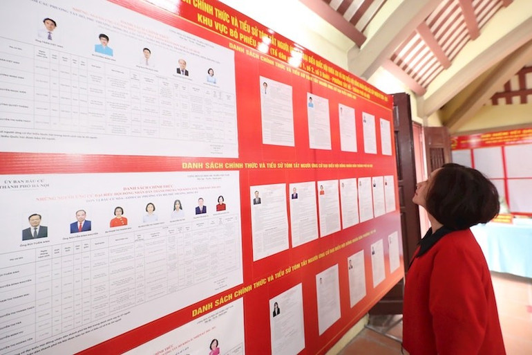 Cử tri xem l&yacute; lịch tr&iacute;ch ngang v&agrave; chương tr&igrave;nh h&agrave;nh động của c&aacute;c ứng cử vi&ecirc;n đại biểu Quốc hội v&agrave; đại biểu Hội đồng nh&acirc;n d&acirc;n c&aacute;c cấp nhiệm kỳ 2026-2031. (Ảnh: NGỌC T&Uacute;)