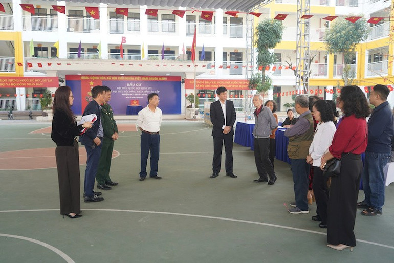 L&atilde;nh đạo phường Đống Đa (H&agrave; Nội) kiểm tra c&ocirc;ng t&aacute;c chuẩn bị bầu cử tại một điểm bỏ phiếu tr&ecirc;n địa b&agrave;n. (Ảnh: HOA THANH)