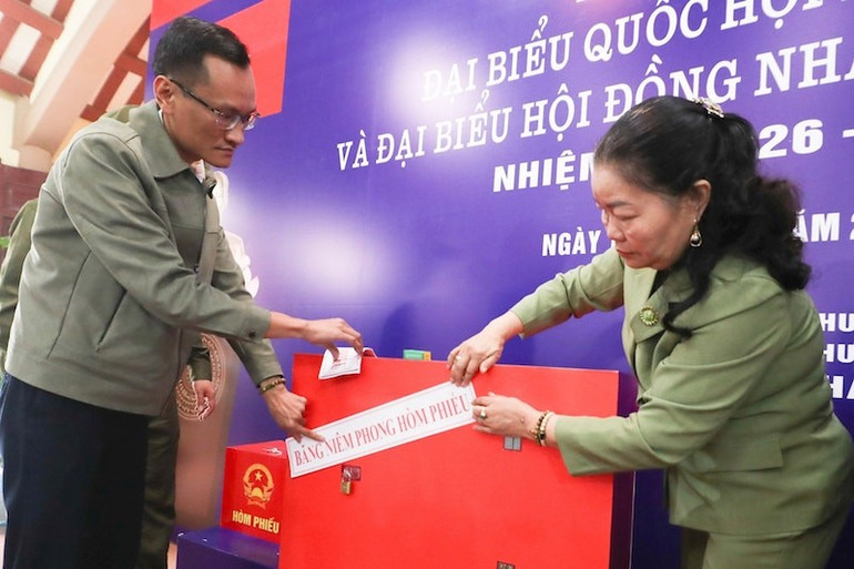 C&aacute;c th&agrave;nh vi&ecirc;n tổ bầu cử vận h&agrave;nh thử quy tr&igrave;nh ni&ecirc;m phong h&ograve;m phiếu. (Ảnh: NGỌC T&Uacute;)