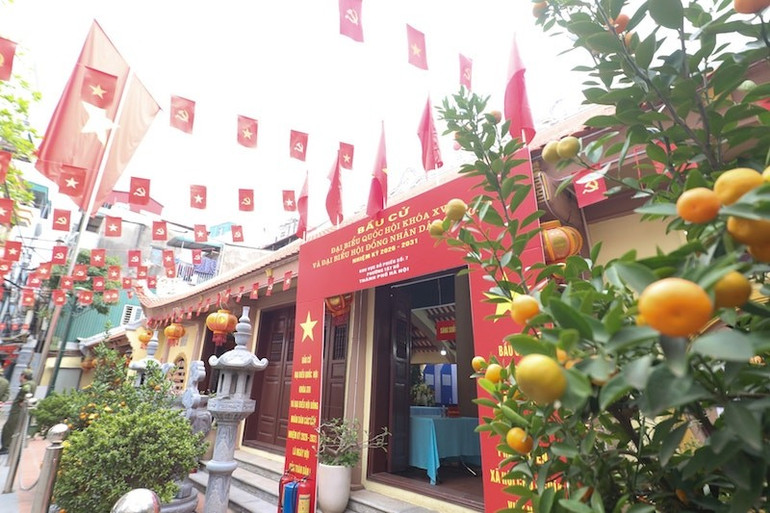 Khu vực bỏ phiếu số 7 thuộc Đơn vị bầu cử số 3 của phường T&acirc;y Hồ được bố tr&iacute; tại đ&igrave;nh Hồ Khẩu. (Ảnh: NGỌC T&Uacute;).