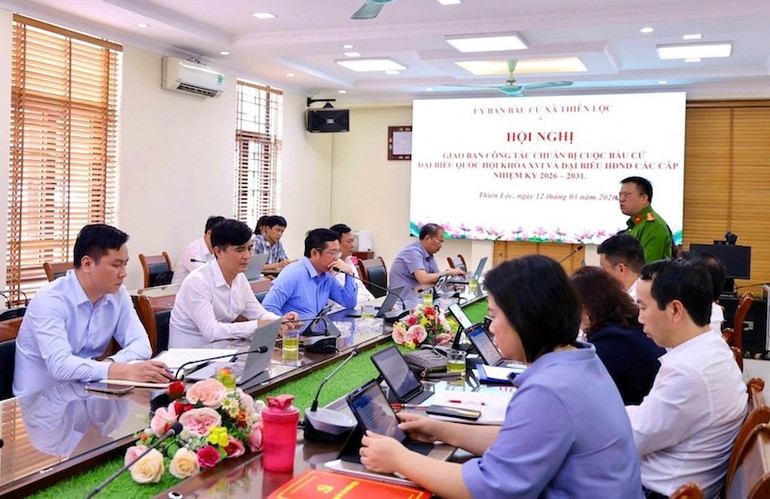 Ủy ban bầu cử x&atilde; Thi&ecirc;n Lộc họp r&agrave; so&aacute;t c&ocirc;ng t&aacute;c chuẩn bị cuộc bầu cử. (Ảnh: MAI THANH)